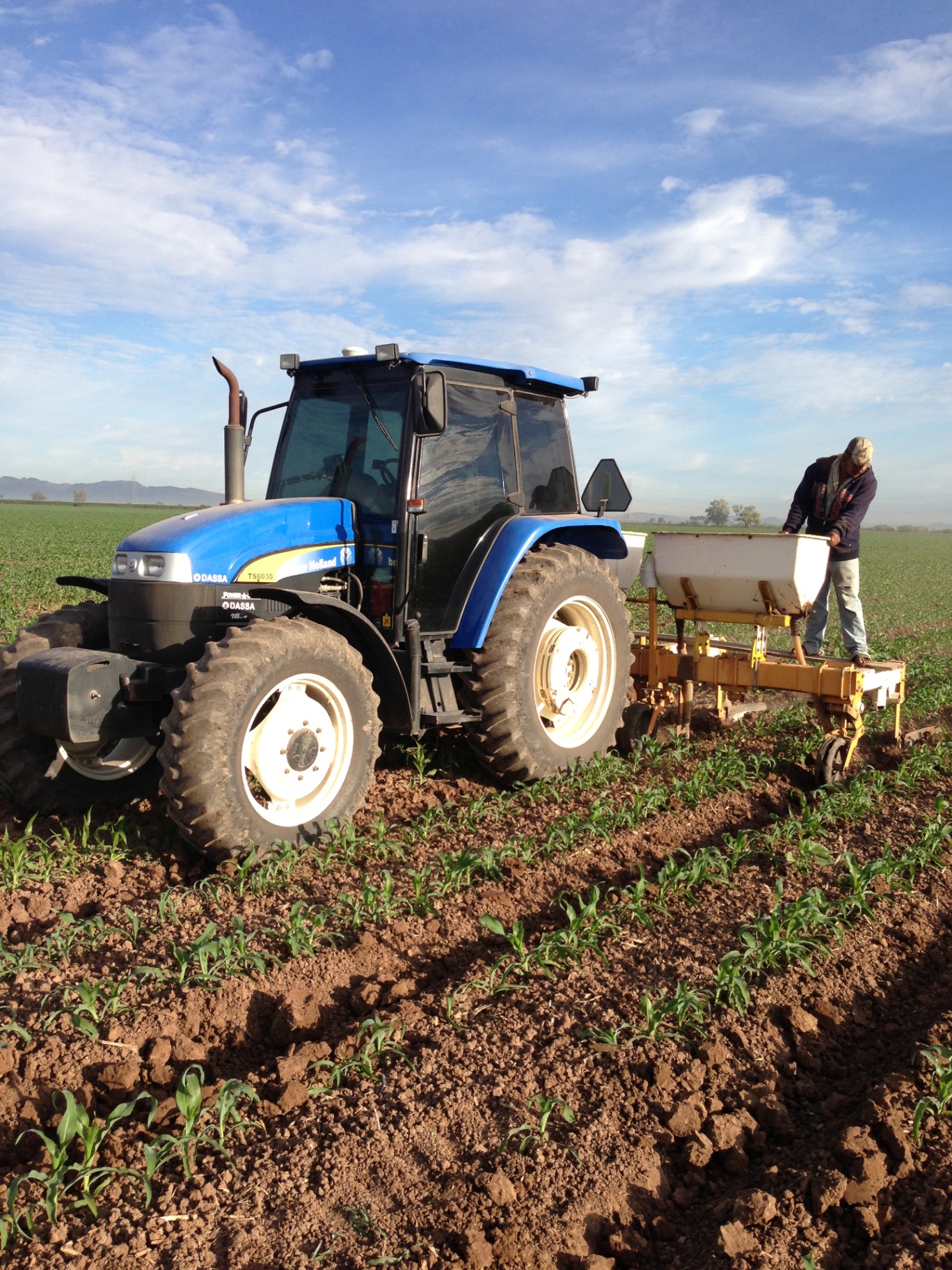 Tractor New Holland con sembradora